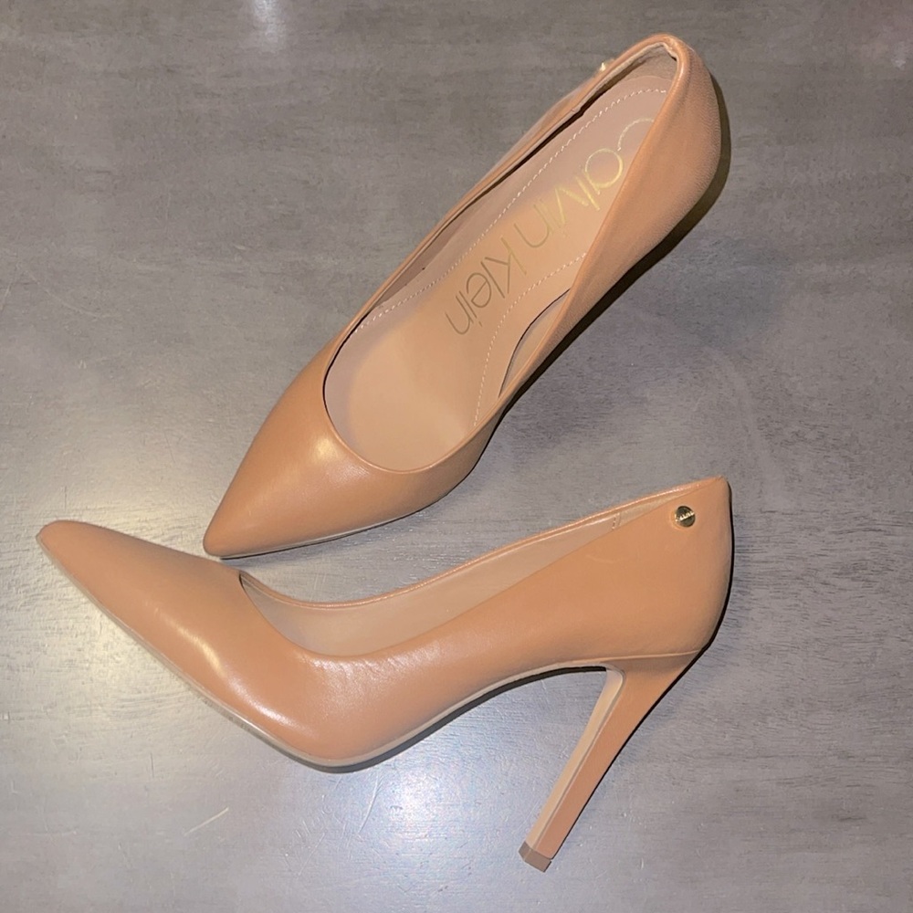 Calvin Klein Brady Pointed Toe Pumps size 8 color Caramel